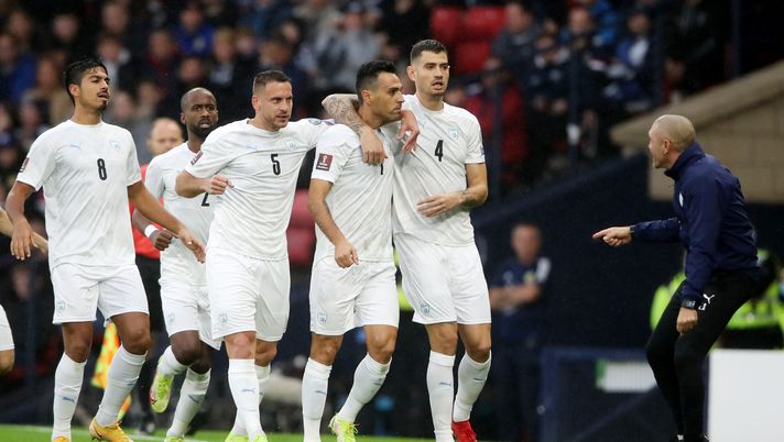 GLASGOW, SCOTLAND - OCTOBER 09: Eran Zahavi of Israel celebrates with Iyad Abu Abaid (L) and Nir Bitton (R) after scoring their team's first goal during the 2022 FIFA World Cup Qualifier match between Scotland and Israel at Hampden Park on October 09, 2021 in Glasgow, Scotland. (Photo by Ian MacNicol/Getty Images) Qualificazioni Euro 2024, ecco Israele-Svizzera: ghiotta occasione per entrambe - immagine 1