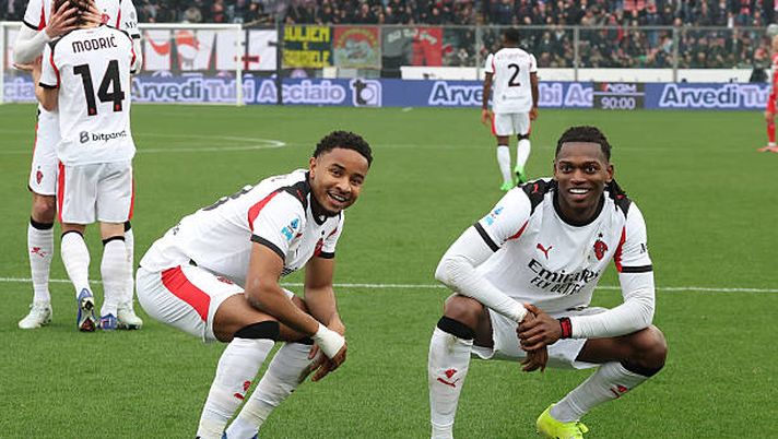 CREMONA, ITALY - MARCH 01: Rafael Leao of AC Milan celebrates with Cristopher Nkunku after scoring the goal during the Serie A match between US Cremonese and AC Milan at Stadio Giovanni Zini on March 01, 2026 in Cremona, Italy. (Photo by Claudio Villa/AC Milan via Getty Images) Cremonese-Milan 0-2: la sblocca Pavlovic, poi la firma di Leao nel finale - immagine 1