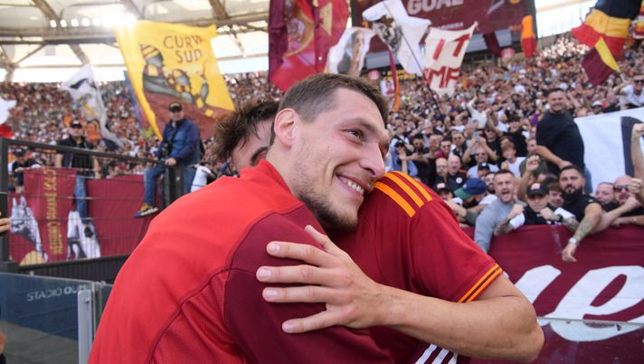ROME, ITALY - OCTOBER 22: AS Roma players Andrea Belotti and Stephan El Shaarawy during the Serie A TIM match between AS Roma and AC Monza at Stadio Olimpico on October 22, 2023 in Rome, Italy. (Photo by Luciano Rossi/AS Roma via Getty Images) Belotti, col Monza decisivo senza lode: lotta e causa la 3ª espulsione stagionale - immagine 1