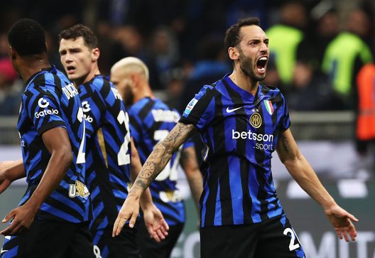 MILAN, ITALY - NOVEMBER 10: Hakan Calhanoglu of FC Internazionale celebrates scoring his team's first goal during the Serie A match between FC Internazionale and Napoli at Stadio Giuseppe Meazza on November 10, 2024 in Milan, Italy. (Photo by Marco Luzzani/Getty Images) inter monza