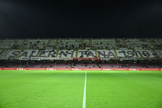 SALERNO, ITALIA - 22 DICEMBRE: Una panoramica all'interno dello stadio prima della partita di Serie A TIM tra US Salernitana e AC Milan allo Stadio Arechi il 22 dicembre 2023 a Salerno, Italia. (Foto di Claudio Villa/AC Milan tramite Getty Images) Euro 2032 stadi
