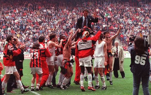 L'allenatore del Milan Fabio Capello (al centro) esulta al termine della partita di Serie A tra il Milan e la Fiorentina, giocata allo stadio Giuseppe Meazza di Milano Silvio Berlusconi, gli anni d’oro del Milan e la Serie A col Monza- immagine 3