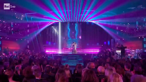 Screen Rai1 Bacio saffico a Sanremo tra Levante e Gaia: la regia non inquadra- immagine 2