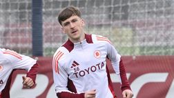 Roma, allenamento verso la Juve: out Rensch. Saelemaekers scherza: “Bella giornata”