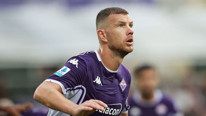 FLORENCE, ITALY - NOVEMBER 2: Edin Zdeko of ACF Fiorentina reacts during the Serie A match between ACF Fiorentina and US Lecce at Artemio Franchi on November 2, 2025 in Florence, Italy. (Photo by Gabriele Maltinti/Getty Images) Fiorentina, confronto tra Dzeko e la Curva dopo l’Atalanta: c’è il chiarimento, cos’è successo - immagine 1