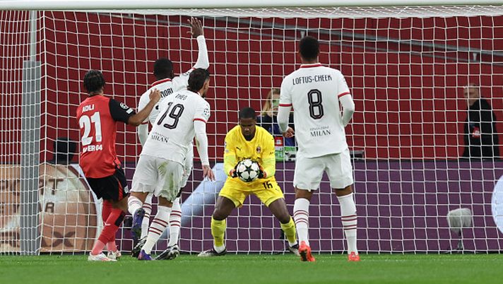 LEVERKUSEN, GERMANY - OCTOBER 01:  Mike Maignan of AC Milan in action during the UEFA Champions League 2024/25 League Phase MD2 match between Bayer 04 Leverkusen and AC Milan at BayArena on October 01, 2024 in Leverkusen, Germany. (Photo by Claudio Villa/AC Milan via Getty Images)  ORDINE DEL…GIORNO – Non a pieni voti, ma promossi - immagine 1