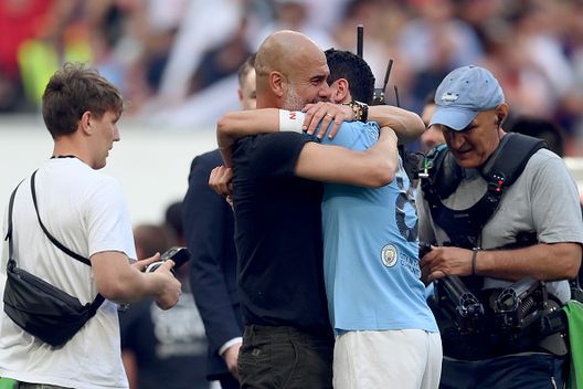 Gundogan abbraccia Guardiola dopo la vittoria del City sul Manchester United nella finale di FA Cup del 2023. (Photo by Shaun Botterill/Getty Images) Galatasaray, Gundogan elogia il maestro Guardiola: “Gli devo tutto, è il migliore”- immagine 2