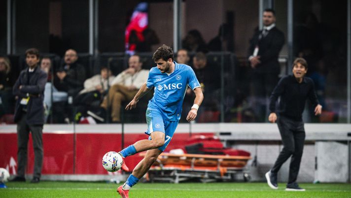 Kvaratskhelia: “L’Italia è casa, a Napoli la gente ama il calcio e mi tratta bene” - immagine 1