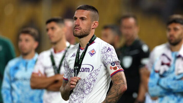 ATHENS, GREECE - MAY 29: Cristiano Biraghi of ACF Fiorentina looks dejected after collecting his runners up medal at full-time following the team's defeat in the UEFA Europa Conference League 2023/24 final match between Olympiacos FC and ACF Fiorentina at AEK Arena on May 29, 2024 in Athens, Greece. (Photo by Michael Steele/Getty Images) Fiorentina, rabbia dei tifosi: “Rispettate la nostra maglia”. Poi seggiolini in campo - immagine 1