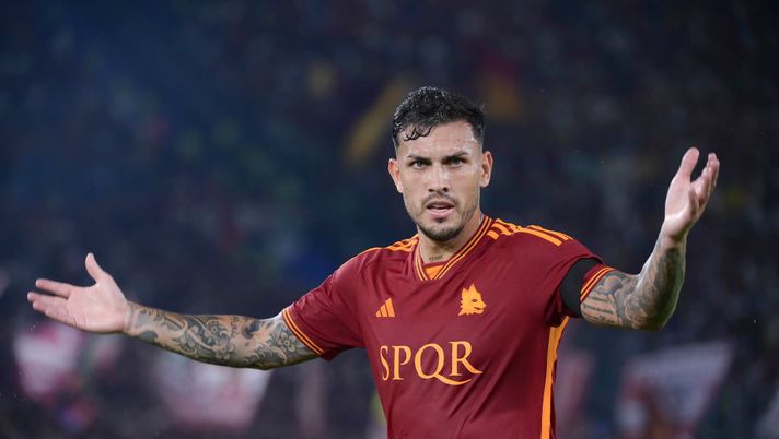 ROME, ITALY - AUGUST 20: AS Roma player Leandro Paredes during the Serie A TIM match between AS Roma and US Salernitana at Stadio Olimpico on August 20, 2023 in Rome, Italy. (Photo by Luciano Rossi/AS Roma via Getty Images) Roma, c’è ancora uno slot per gli extracomunitari dopo Azmoun. Ecco perché - immagine 1