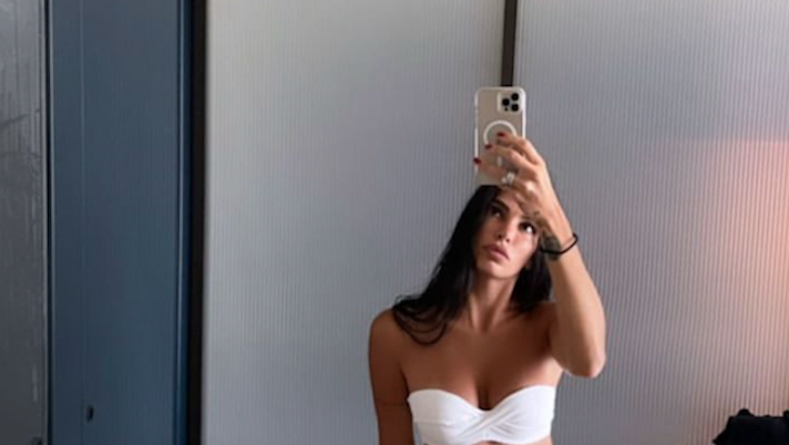 Lady Djordjevic, selfie pazzesco. Lo scatto allo specchio di Jovana scatena il web - immagine 1