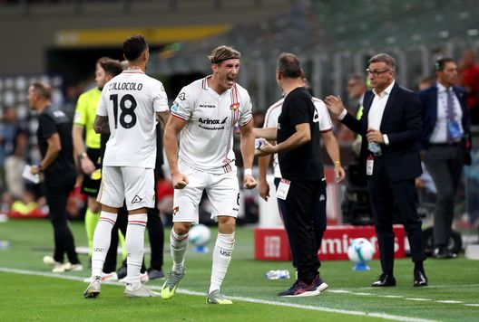 Federico Baschirotto festeggia il primo gol della sua squadra Milan-Cremonese allo stadio Giuseppe Meazza il 23 agosto 2025 a Milano, Italia. (Foto di Marco Luzzani/Getty Images) Cremonese, serata storica! La prima vittoria contro il Milan dei grigiorossi a San Siro- immagine 3