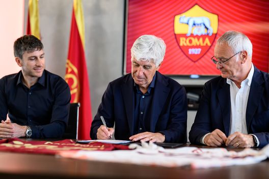 ROMA, - 6 Giugno: Il nuovo allenatore dell'AS Roma Gian Piero Gasperini, insieme al Direttore Sportivo Florent Ghisolfi e Claudio Ranieri. (Photo by Fabio Rossi/AS Roma via Getty Images) Roma, domani parte il raduno: ecco i convocati di Gasperini- immagine 2