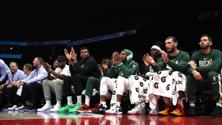 ABU DHABI, UNITED ARAB EMIRATES - OCTOBER 08: Milwaukee Bucks players sit on the bench during the second preseason NBA game between Atlanta Hawks and Milwaukee Bucks at Etihad Arena on October 08, 2022 in Abu Dhabi, United Arab Emirates. (Photo by Francois Nel/Getty Images) Bucks-Pistons, NBA: dove vedere la partita in streaming gratis e diretta TV - immagine 1