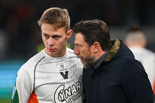 Nicolussi Caviglia a colloquio con Di Francesco. (Foto di Simone Arveda/Getty Images) genoa-venezia-eusebio-di-francesco-dichiarazioni-post-partita-sky-sport
