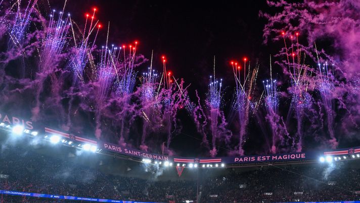 PARIS, FRANCE - MAY 07: A general view as fireworks are set off during a pyrotechnics display at full-time following the Paris Saint-Germain team's victory and subsequent progression into the final after the UEFA Champions League 2024/25 Semi Final Second Leg match between Paris Saint-Germain and Arsenal FC at Parc des Princes on May 07, 2025 in Paris, France. (Photo by David Ramos/Getty Images) PSG-Bayern Monaco: dove vedere la partita e le probabili formazioni - immagine 1