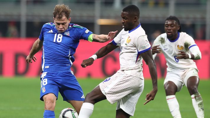 MILAN, ITALY - NOVEMBER 17: Marcus Thuram of France competes for the ball with Nicolo’ Barella of Italy during the UEFA Nations League 2024/25 League A Group A2 match between Italy and France at on November 17, 2024 in Milan, Italy. (Photo by Marco Luzzani/Getty Images) Quote Francia-Ucraina, Thuram alla ricerca del gol ma intriga l’assist del nerazzurro - immagine 1