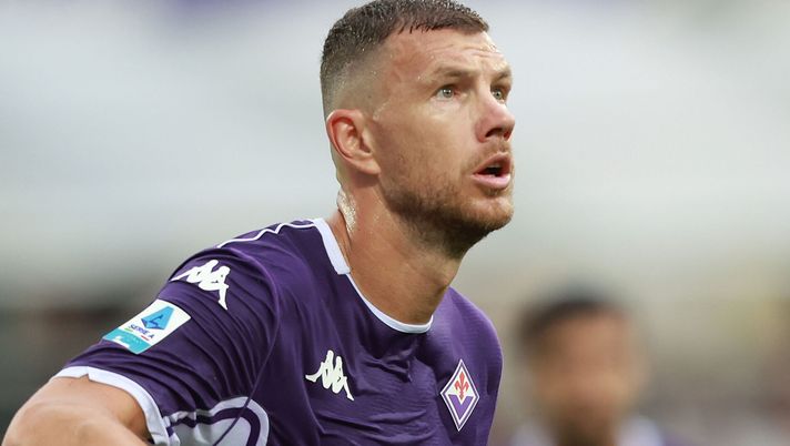 FLORENCE, ITALY - NOVEMBER 2: Edin Zdeko of ACF Fiorentina reacts during the Serie A match between ACF Fiorentina and US Lecce at Artemio Franchi on November 2, 2025 in Florence, Italy. (Photo by Gabriele Maltinti/Getty Images) Gazzetta: “Dzeko scalda i motori. Contro l’AEK un indizio per il campionato” - immagine 1