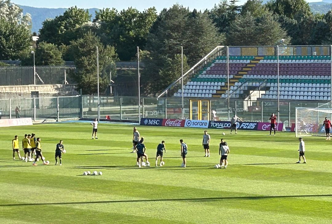 GALLERY Gli azzurri svolgono esercizi sui tiri in porta: Osimhen e Kvara sugli scudi - immagine 3