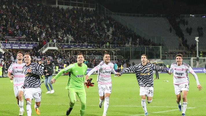 FLORENCE, ITALY - NOVEMBER 5: Arkadiusz Milik, Wojciech Szczesny, Filip Kostic, Fabio Miretti and Andrea Cambiaso of Juventus celebrates the victory after during the Serie A TIM match between ACF Fiorentina and Juventus at Stadio Artemio Franchi on November 5, 2023 in Florence, Italy. (Photo by Gabriele Maltinti/Getty Images) Lo porti un catenaccione a Firenze - immagine 1
