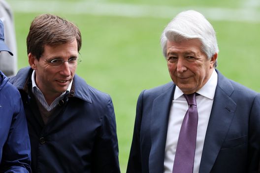 MADRID, SPAIN - NOVEMBRE 14: Enrique Cerezo, presidente dell'Atletico de Madrid interagisce con Jose Luis Martinez Almeida, sindaco di Madrid in vista della loro partita di NFL contro Washington Commanders a Riyadh Air Metropolitano on November 14, 2025 in Madrid, Spagna. (Photo by Florencia Tan Jun/Getty Images) Champions League, il Presidente dell’Atletico Madrid non ci sta: “Stupido parlare delle condizioni del campo”- immagine 2