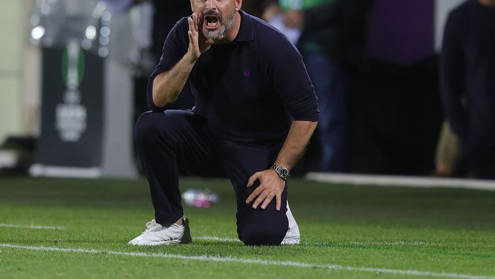 FLORENCE, ITALY - OCTOBER 26: Head coach Vincenzo Italiano manager of ACF Fiorentina gestures during the match between of ACF Fiorentina and FC Cukaricki, Group F - Uefa Europa Conference League 2023/24 at Stadio Artemio Franchi on October 26, 2023 in Florence, Italy. (Photo by Gabriele Maltinti/Getty Images) Cobolli Gigli: “Juventus da scudetto. Italiano? Allenatore innovativo” - immagine 1