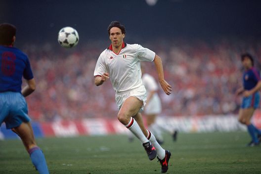 Marco Van Basten autore di una doppietta nella finale 1989 contro la Steaua Bucarest (Photo by Marc Francotte/TempSport/Corbis via Getty Images) Champions League, PSG-Inter senza storia: le altre finali con lo scarto più ampio- immagine 5