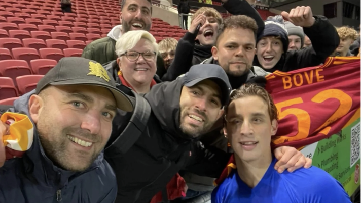 Bove, il Roma Club di Bristol allo stadio per lui: “Ci manchi Edo” Bove, il Roma Club di Bristol allo stadio per lui: “Ci manchi Edo” - immagine 1