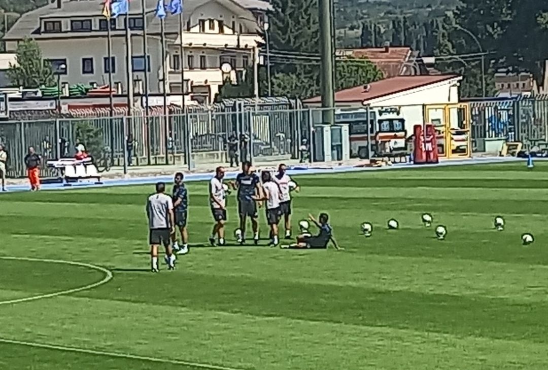 GALLERY Politano si accascia a terra appena rientrato in campo: la reazione di Conte - immagine 3