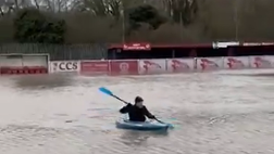 Anstey Nomads, il presidente controlla le condizioni del campo…in canoa!