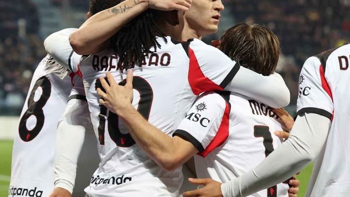 L'esultanza di Rafael Leao (attaccante AC Milan) per il suo gol in Cagliari-Milan 0-1 (Serie A 2025-2026) | News (Getty Images) Allegri ha la ricetta per vincere lo Scudetto: Milan, ecco perché puoi crederci fino in fondo