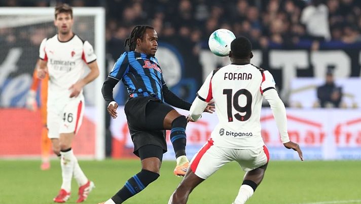 Milan, rosa corta - Lookman, tacchetti alti ed esposti