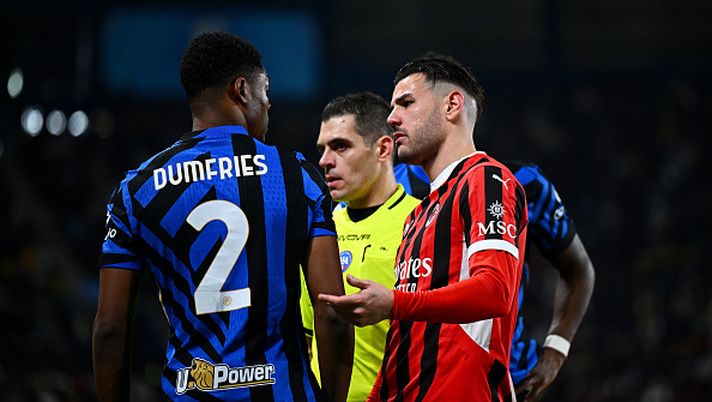 RIYADH, SAUDI ARABIA - JANUARY 06: Denzel Dumfries of FC Internazionale reacts with Theo Hernandez of AC Milan during the Italian Super Cup Final match between FC Internazionale and AC Milan at Al-Awwal Park Stadium on January 06, 2025 in Riyadh, Saudi Arabia. (Photo by Mattia Ozbot - Inter/Inter via Getty Images) domenica-a-san-siro-il-primo-derby-senza-le-scintille-fra-theo-e-dumfries