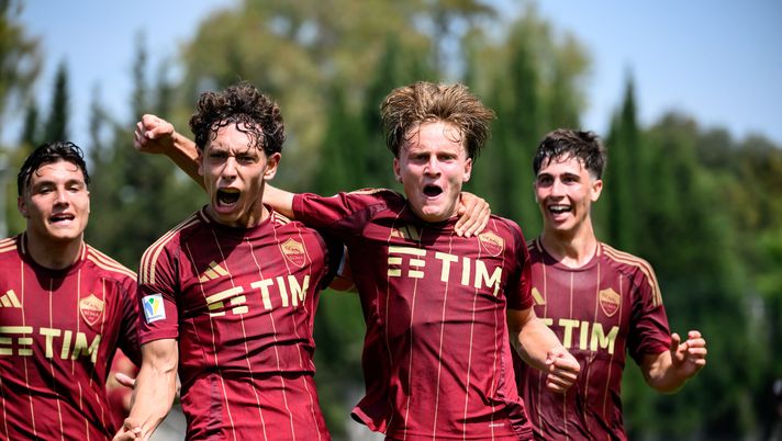 ROME, ITALY - MAY 03: Mattia Della Rocca celebrates after scoring the second goal for his team during the Primavera 1 match between AS Roma and FC Internazionale at Stadio Tre Fontane on May 03, 2025 in Rome, Italy. (Photo by Fabio Rossi/AS Roma via Getty Images) Primavera, la Roma non si ferma: 3-0 al Cagliari e altro successo per Guidi - immagine 1
