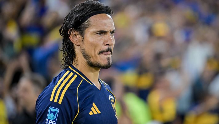 BUENOS AIRES, ARGENTINA - FEBRUARY 20: Edinson Cavani of Boca Juniors looks on prior to a Torneo Apertura Mercado Libre 2026 match between Boca Juniors and Racing Club at Estadio Alberto J. Armando on February 20, 2026 in Buenos Aires, Argentina. (Photo by Marcelo Endelli/Getty Images) cavani boca juniors