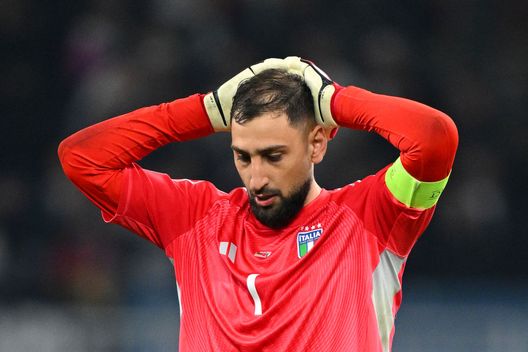 DORTMUND, GERMANY - MARCH 23: Gianluigi Donnarumma of Italy looks dejected after the UEFA Nations League Quarterfinal Leg Two match between Germany and Italy at Football Stadium Dortmund on March 23, 2025 in Dortmund, Germany. (Photo by Stuart Franklin/Getty Images) enzo-raiola-su-donnarumma-gigio-non-avra-i-piedi-di-messi-dichiarazioni-parole-ex-milan