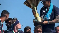McTominay e Politano scherzano con una sigaretta durante la parata scudetto