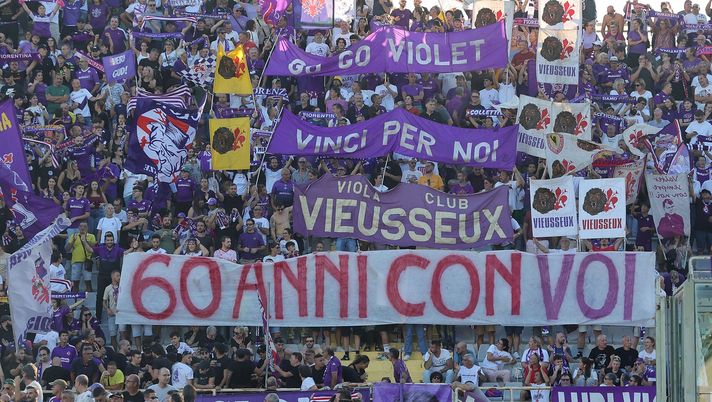 FLORENCE, ITALY - SEPTEMBER 21: Fans of ACF Fiorentina during the Serie A match between ACF Fiorentina and Como 1907 at Artemio Franchi on September 21, 2025 in Florence, Italy. (Photo by Gabriele Maltinti/Getty Images) Contestazione feroce: “Fuori le p…, rispettate la maglia”. Non si salva nessuno - immagine 1