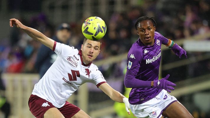 FLORENCE, ITALY - JANUARY 21: Alessandro Buongiorno of Torino FC battles for the ball with Christian Michael Kouakou Kouamé of ACF Fiorentina during the Serie A match between ACF Fiorentina and Torino FC at Stadio Artemio Franchi on January 21, 2023 in Florence, Italy. (Photo by Gabriele Maltinti/Getty Images) Fiorentina-Torino, conto alla rovescia: il quarto che può cambiare una stagione - immagine 1