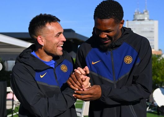 Inter, Lautaro e i compagni d’attacco in sede. Il dettaglio delle tute non sfugge ai tifosi- immagine 2