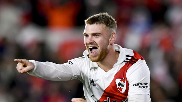 BUENOS AIRES, ARGENTINA - JULY 28: Lucas Beltran of River Plate celebrates after scoring the team's first goal during the match between River Plate and Racing as part of Liga Profesional 2023 at Estadio Mas Monumental Antonio Vespucio Liberti on July 28, 2023 in Buenos Aires, Argentina. (Photo by Marcelo Endelli/Getty Images) Calciomercato, Beltran si allontana dalla Fiorentina: la Roma ci pensa - immagine 1