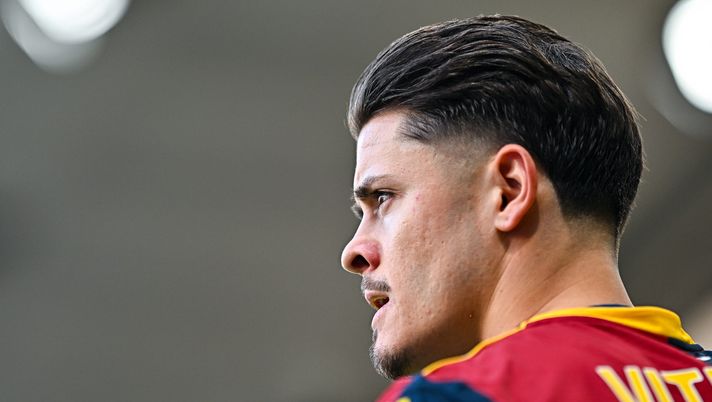 GENOA, ITALY - JANUARY 3: Vitor Vitinha of Genoa looks on during the Serie A match between Genoa CFC and Pisa SC at Luigi Ferraris Stadium on January 3, 2026 in Genoa, Italy. (Photo by Simone Arveda/Getty Images) Milan-Genoa, Vitinha svela la richiesta di De Rossi su Modric - immagine 1