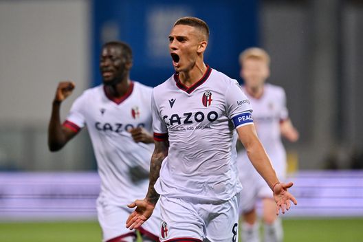 REGGIO NELL'EMILIA, ITALY - MAY 08: Nicolas Dominguez of Bologna FC celebrates after scoring the team's second goal during the Serie A match between US Sassuolo and Bologna FC at Mapei Stadium - Citta' del Tricolore on May 08, 2023 in Reggio nell'Emilia, Italy. (Photo by Alessandro Sabattini/Getty Images) Marchini: “Arthur come Xavi e Iniesta? Basterebbe la metà. Al suo fianco…”- immagine 2