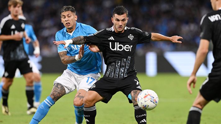 NAPLES, ITALY - OCTOBER 04: Gabriel Strefezza of Como battles for possession with Mathias Olivera of SSC Napoli during the Serie A match between Napoli and Como at Stadio Diego Armando Maradona on October 04, 2024 in Naples, Italy. (Photo by Francesco Pecoraro/Getty Images) Olivera, il terzino protagonista a sorpresa nel match contro il Como: le pagelle - immagine 1