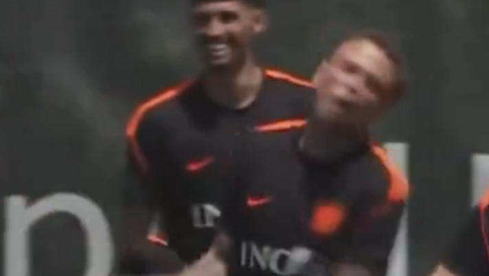 Spavento per Noa Lang in allenamento con l'Olanda: colpito da Depay, si è poi rialzato e ha ripreso la seduta. Lang