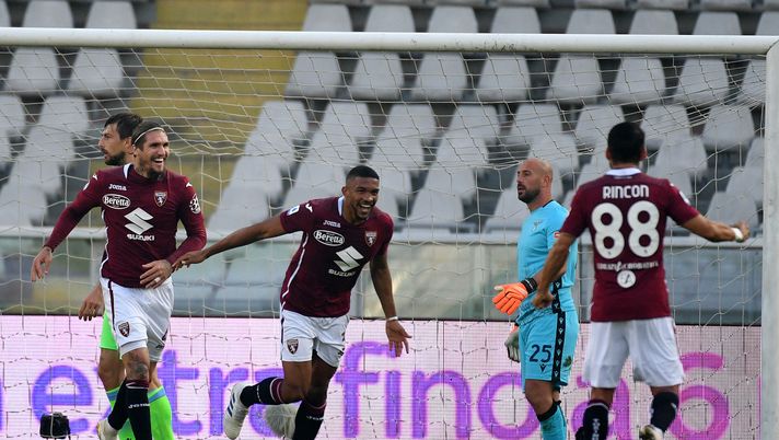 TURIN, ITALY - NOVEMBER 01: Gleison Bremer of Torino FC celebrates his team's first goal with his team mates during the Serie A match between Torino FC and SS Lazio at Stadio Olimpico di Torino on November 01, 2020 in Turin, Italy. (Photo by Marco Rosi - SS Lazio/Getty Images) Toro: sui calci piazzati il saldo è negativo. Nonostante il piede di Verdi - immagine 1