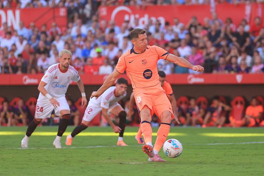 Siviglia, Spagna - 5 ottobre 2025: Robert Lewandowski del Barcellona tira il rigore durante la partita de LaLiga tra Siviglia e Barcellona all'Estadio Ramon Sanchez-Pizjuan. (Foto di Fran Santiago/Getty Images) Barcellona-Siviglia, statistiche e precedenti tra le due squadre spagnole- immagine 6