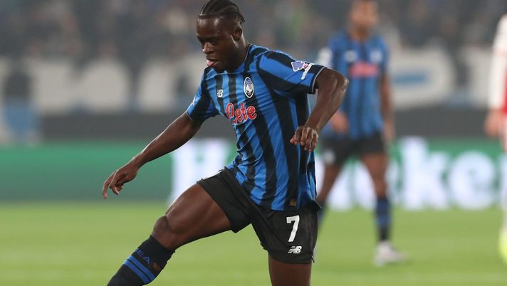 BERGAMO, ITALY - OCTOBER 22: Kamaldeen Sulemana of Atalanta BC in action during the UEFA Champions League 2025/26 League Phase MD3 match between Atalanta BC and SK Slavia Praha at Stadio di Bergamo on October 22, 2025 in Bergamo, Italy. (Photo by Marco Luzzani/Getty Images) Sulemana, ecco perché intriga Gasp. La Roma chiede informazioni, trattativa difficile - immagine 1