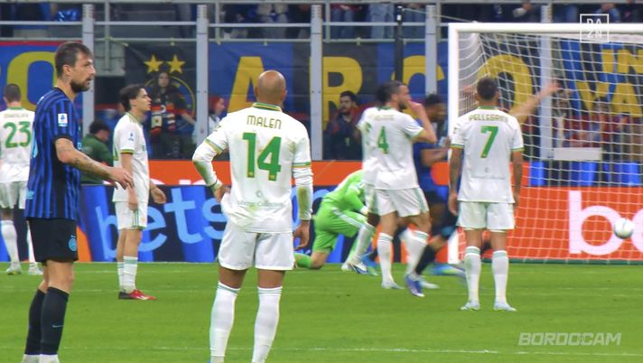 BORDOCAM – Segna Calhanoglu, guardate la reazione di Acerbi. E Hakan parla alla Nord - immagine 1