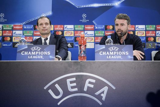 PIRAEUS, GREECE - DECEMBER 04 (Photo by Daniele Badolato - Juventus FC/Juventus FC via Getty Images) Barzagli e Allegri